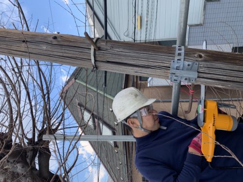 丸太電柱と蛍光灯の撤去 東京23区 浦安 市川 船橋の電気工事は当社におまかせ 経験に基づく確かな施工が人気です